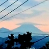 赤い雲に富士山のシルエット