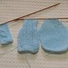 棒針で編んだリカちゃんの水色のゴム編みと鹿の子編みのセーターとスカート