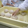 パンの成形や通信の発送作業、ボランティアの出勤など