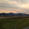 帰りは、夕暮れの空の下、貫山や足立山、