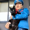 猫と警備員、2カ月ぶりに再会 