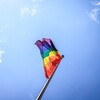 息子の遺灰持ち母がLGBT+マーチ参加　メキシコ・メキシコシティ