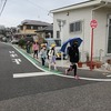 登校の風景：雨がぽつりぽつり