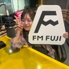 【井上玲音（Juice=Juice）】FM FUJIのパネルを持って・・・