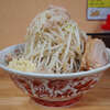 ラーメン 登良治郎 - 友人のヤミ市ライブついでに初訪問。豚やスープのほのかな甘味のある感じが非乳化にした横浜関内店感。麺の部分で、店主さんの出身店と噂される蒲田店、526 武蔵小杉 の系譜も思い出す。半端な説明書きや店の構造などの部分で少し思うこともあったが、ラーメンの内容としては想像以上に美味しかった。ヤミ市もライブも満喫して充実した休日。