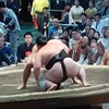 【大相撲】四日目、剣翔が、土俵で立ち上がれず救急救命士が出動! 場内騒然。