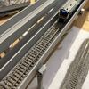 鉄道模型のレール周りにバラストを撒いています。