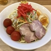 【今週のラーメン４２１７】 くじら食堂bazar 三鷹店 （東京・JR三鷹） 冷やし中華 味玉 ＋鶏豚MIXチャーシュー ＋ サッポロラガービール赤星 中瓶　〜冷やし中華の王道感覚に・・・肉と麺の旨さをしっかり伝えるハイセンス！三鷹に来たらこの夏オススメ！