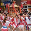 大阪・天神祭：「ギャルみこし」練り歩く　歴代ミス担ぐ