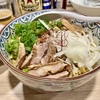 【今週のラーメン５３３３】鯨人（東京・三鷹駅北口）油そば ＋ 生卵 ＋ サッポロラガービール赤星　〜コンテンポラリーの中にガッツリ感と具材の纏まりを忍ばせる質実高まる油そば！