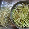 フキをサラダにする