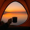 【関西湖畔キャンプ完全ガイド】🌅朝焼けと夕焼け🌇 焚き火🔥＆地元グルメ🍅で“心からリセット”する休日⛺️