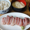 今日の食べ物　朝食にぶりの刺身ととろろ