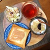 今日の朝食ワンプレート、チーズトースト、アールグレイ、ビーンズキャベツサラダ、りんごブルーベリーシリアルヨーグルト