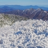 霧氷の木々越しに北蔵王の山々を眺めました