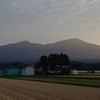 山陰からの朝日に照らされる鳥海山