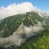 雲をまとう稲倉岳