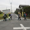 登校の風景：田舎道にも車