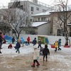 雪の角間の里山で