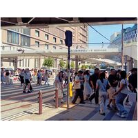 今日も混雑する大阪駅前