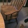 椅子の肘掛を使って、くるん！意外な芸を見せる猫動画