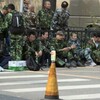 国防省前で軍人らが“デモ”