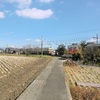 レトロ電車近くに止まる瓦町FLAG号