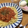 ミートソーススパゲティとサラダ