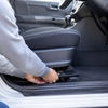 車の座席下の落とし物が取れない！安全な探し方と便利な取り出し方法