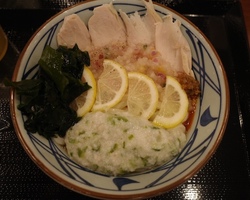 泉区上谷刈・丸亀製麺で「ねばとろ鶏ぶっかけうどん」//夏の終わりを告げるメニュー