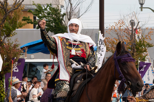 「上杉謙信公」威風堂々と出陣　上越市で第101回謙信公祭
