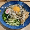 【今週のラーメン５１５８】らーめん 高尾（東京・荻窪）冷し中華 青菜 もやし 生卵 ＋ まかないチャーシュー皿 ＋ サッポロ赤星 ＋ キリンラガー　〜素朴なフォーマットに我儘に具材楽しめるノスタルジック冷し中華！