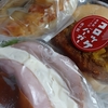 休日モーニング・・・今朝は「進々堂」の惣菜パンで　🥯