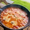 市販のミートボールで簡単！スキレットで作るキャンプ飯グラタン