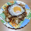 ランチの定番化　我が家の焼きうどんのある風景　より。