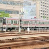 リニューアル工事を受けたJR四国7200系第3編成が高松駅近くで