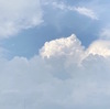 梅雨空の向こうには入道雲が見えている