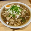 【今週のラーメン５９０８】鮮馬刺よかもん市場 美盛（東京・三鷹駅北口）肉だし中華そば 肉増し　〜肉の生命力と背脂が支配する厚み！生姜が醤油の輪郭を研ぎ澄ます！旨みの化学反応！