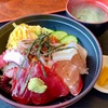 電気バスで金沢港へ。厚生食堂で海鮮丼とフライを食べ、市場で加能ガニを買う。