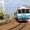 お盆の多客期　キハ185系特急気動車とJR四国121系電車赤色帯が