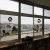 図書館はクリスマス・お正月ムード　ボランティアさんの飾り付け