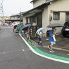 登校の風景：小雨そぼ降る朝