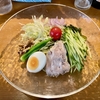 【今週のラーメン５２２３】冷やし中華専門店 HiyaChu（東京・西荻窪）グリーンソース ＋ アサヒスーパードライ小瓶　〜見た目は冷やし中華とパスタのハイブリッド？韮花椒塩のグリーンソースがそそる