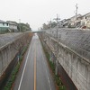 登校の風景：雨の朝