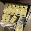 掃除機にする？　クイックルワイパーでいい？