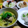 【今日の食卓】ゲァン・キョオワーン（グリーンカレー）と餃子。餃子を試しにカレーに入れてみたら、おいしい。水餃子みたいに薄味で煮たのを漬けて食べると良いかも。神戸物産（業務スーパー）ブランドのペーストを切らして、メーブロイ使用。結局どちらも中身は同じなんだけど。 Green curry with MaePloy paste. #タイ料理