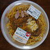 ファミリーマート  大盛 チーズのせ！カレースパゲティ（税込550円）vs. オニ盛！カレーナポリタン（税込598円 発売当時）