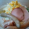 北海道　美瑛町　レストラン　歩人（ほびっと）/　激美味のハム＆ソーセージ