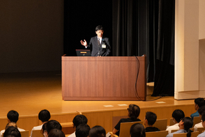 中川幹太上越市長が専門学生に特別授業　10月の市長選へ意気込み語る