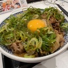 吉野家ねぎ玉牛丼アタマの大盛りに紅生姜をたっぷり乗せて無心でかっこもう‼️食べ応え抜群でハマること間違い無し‼️